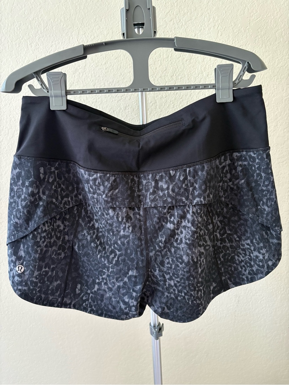 Lululemon Leopard-Print Speed Up High Rise Shorts Size 10 - Picture 4 of 5
